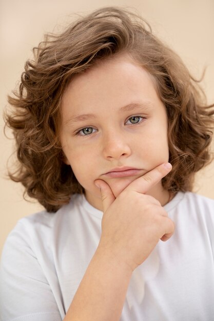 Retrato de estudio de niño aislado