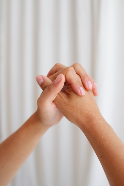 Foto gratuita retrato de estudio con personas cogidas de la mano