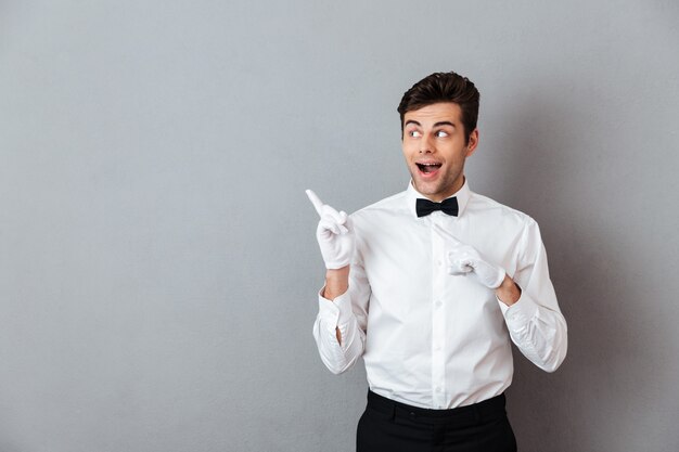 Retrato de un excitado alegre camarero masculino