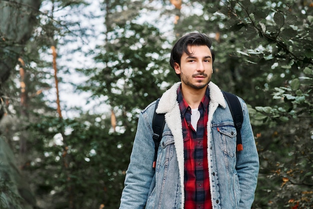 Foto gratuita retrato de excursionista aventurero en el bosque