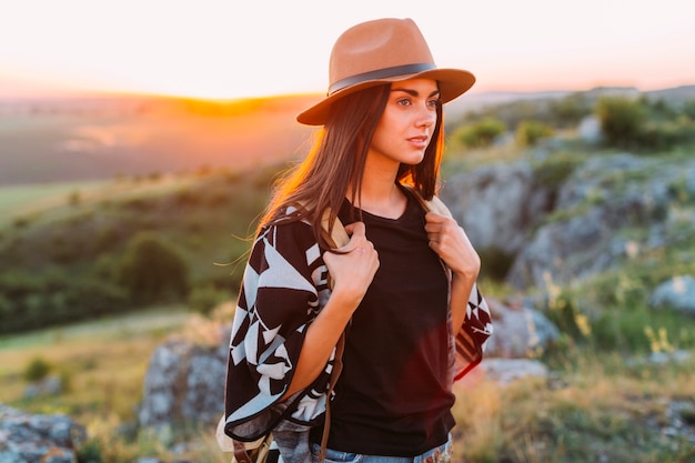 Foto gratuita retrato de un excursionista femenino