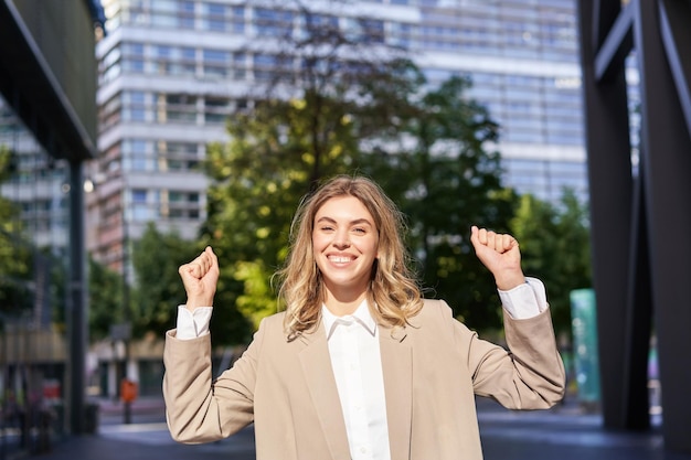 Retrato de una exitosa mujer de negocios joven mujer corporativa celebrando la victoria triunfo triunfo