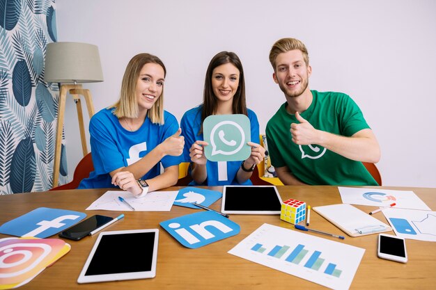 Retrato del exitoso equipo de redes sociales en el lugar de trabajo