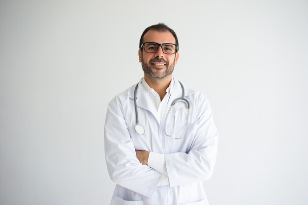 Retrato del exitoso médico adulto medio con los brazos cruzados.