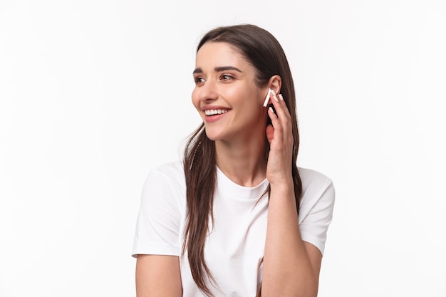 retrato, expresivo, mujer joven, con, airpods