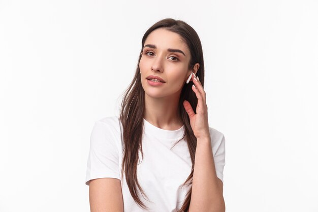 retrato, expresivo, mujer joven, con, airpods