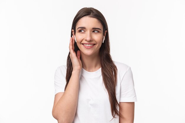 retrato, expresivo, mujer joven, con, airpods