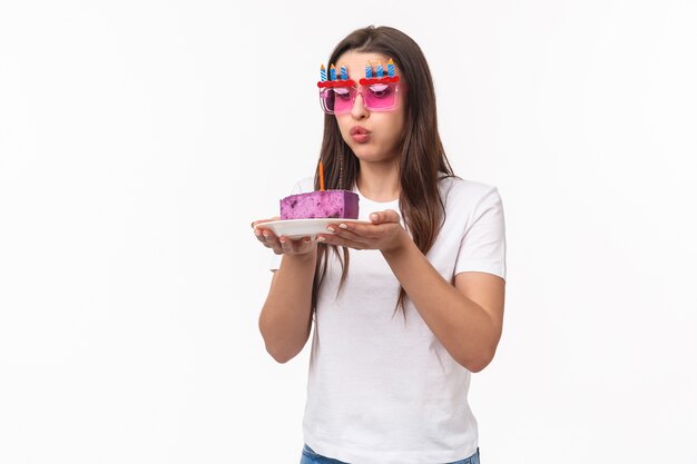 retrato, expresivo, mujer joven, celebrar cumpleaños