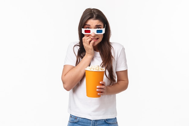 retrato, expresivo, mujer joven, comida, palomitas, y, llevando, lentes 3d