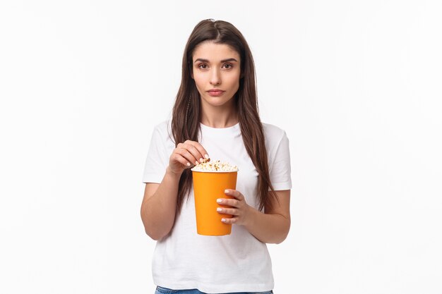 retrato, expresivo, mujer joven, comida, palomitas