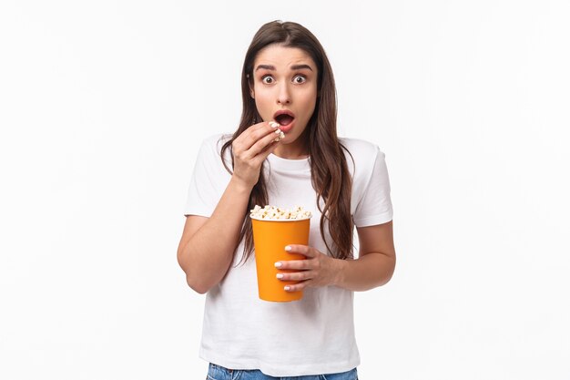 retrato, expresivo, mujer joven, comida, palomitas