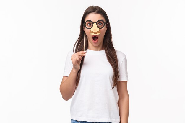 retrato, expresivo, mujer joven, llevando gafas, máscara