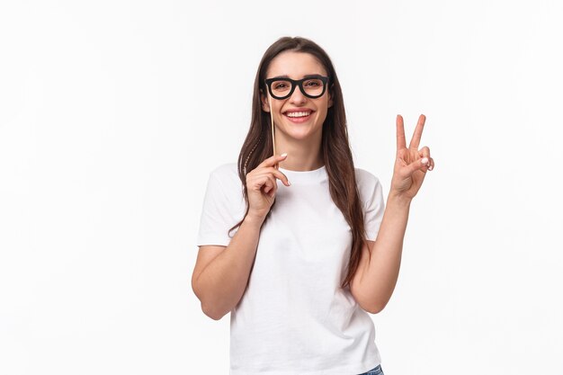 retrato, expresivo, mujer joven, llevando gafas, máscara