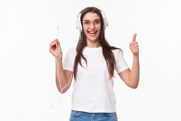 retrato, expresivo, mujer joven, con, móvil, escuchar música