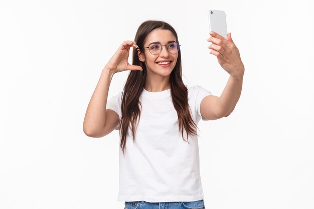 retrato, expresivo, mujer joven, con, móvil