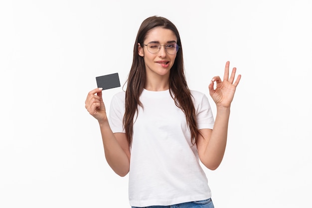 retrato, expresivo, mujer joven, con, tarjeta de crédito