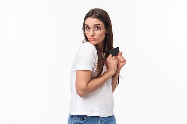 retrato, expresivo, mujer joven, con, tarjeta de crédito