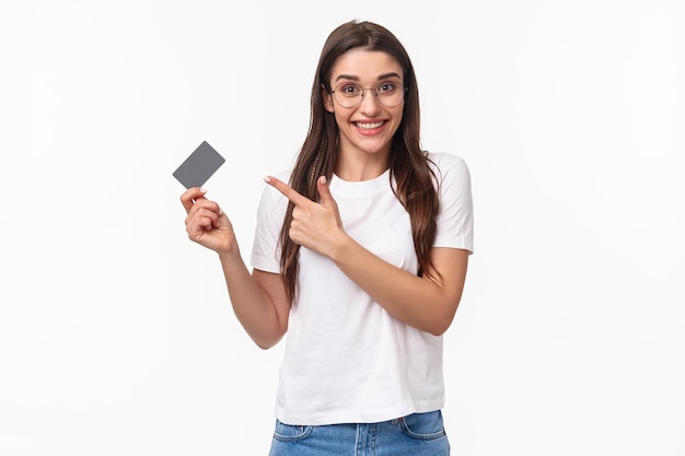 retrato, expresivo, mujer joven, con, tarjeta de crédito