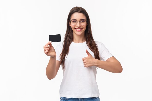 retrato, expresivo, mujer joven, con, tarjeta de crédito