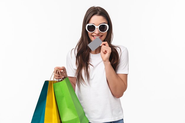 retrato, expresivo, mujer joven, tenencia, bolsas de compras