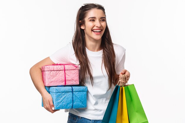 retrato, expresivo, mujer joven, tenencia, bolsas de compras