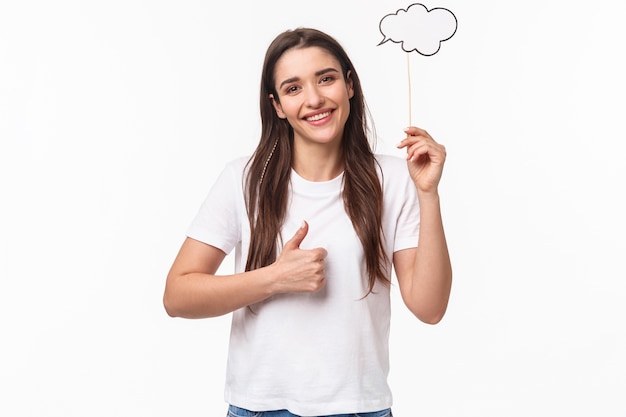 Foto gratuita retrato, expresivo, mujer joven, tenencia, burbuja del discurso