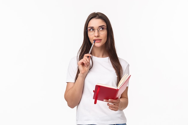 retrato, expresivo, mujer joven, tenencia, cuaderno