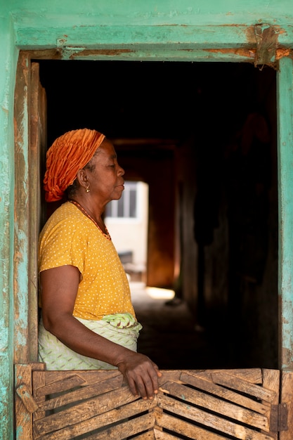 Foto gratuita retrato exterior de anciana de tiro medio