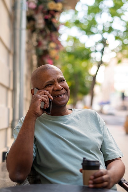 Foto gratuita retrato exterior del hombre negro