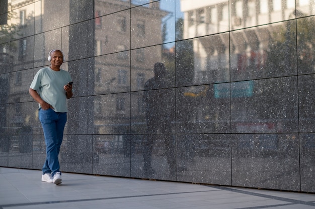 Foto gratuita retrato exterior del hombre negro