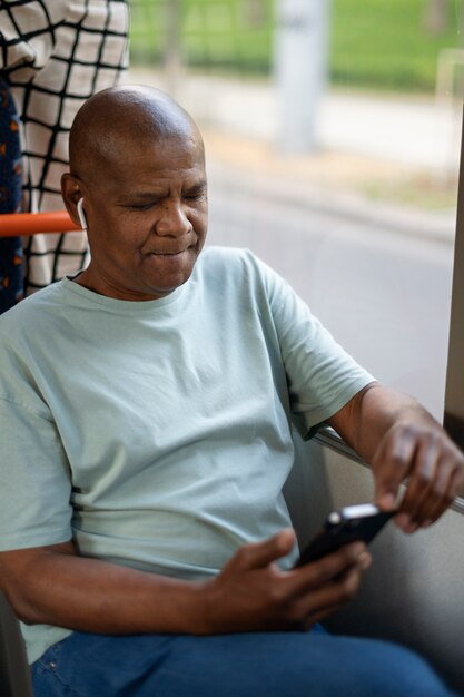 Retrato exterior del hombre negro