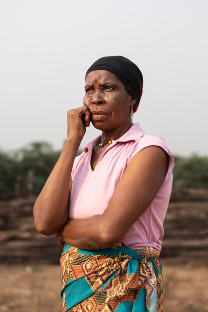 Retrato exterior de mujer africana de tiro medio