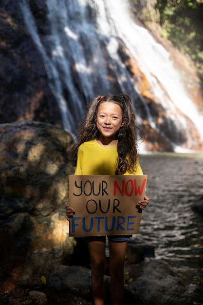 Retrato exterior de niño para el día mundial del medio ambiente.