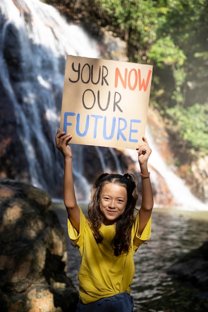 Retrato exterior de niño para el día mundial del medio ambiente.