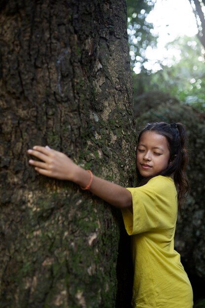 Retrato exterior de niño para el día mundial del medio ambiente.