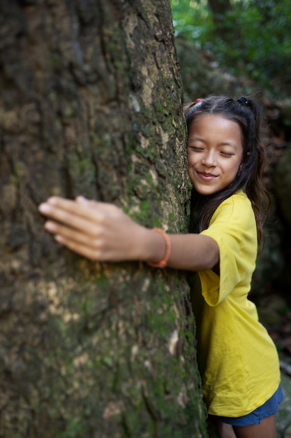 Retrato exterior de niño para el día mundial del medio ambiente.