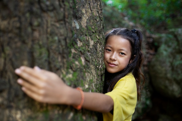 Retrato exterior de niño para el día mundial del medio ambiente.