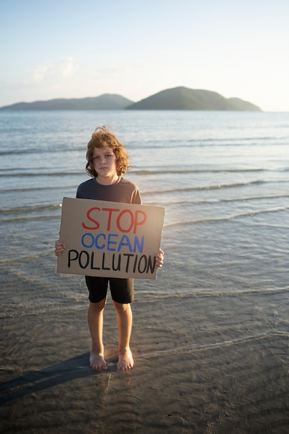 Retrato exterior de niño para el día mundial del medio ambiente.