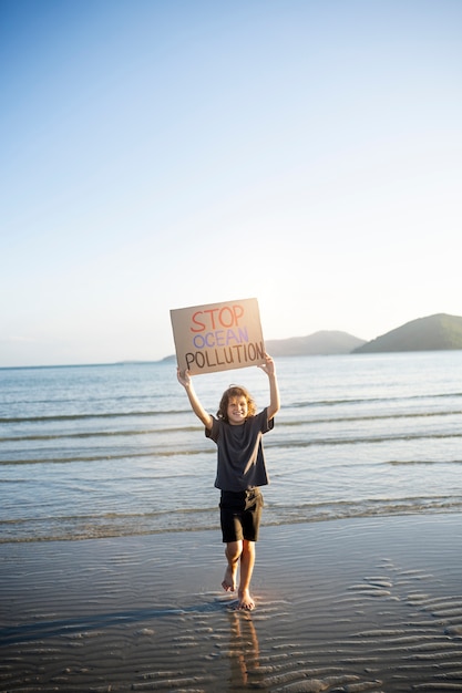 Foto gratuita retrato exterior de niño para el día mundial del medio ambiente.