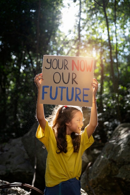 Foto gratuita retrato exterior de niño para el día mundial del medio ambiente.