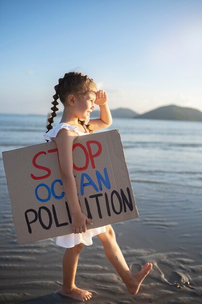 Retrato exterior de niño para el día mundial del medio ambiente.