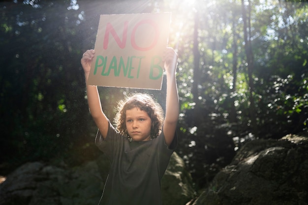 Retrato exterior de niño para el día mundial del medio ambiente.