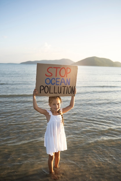 Foto gratuita retrato exterior de niño para el día mundial del medio ambiente.