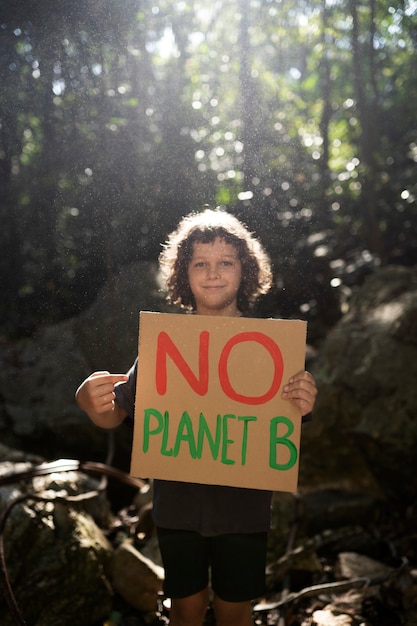 Retrato exterior de niño para el día mundial del medio ambiente.