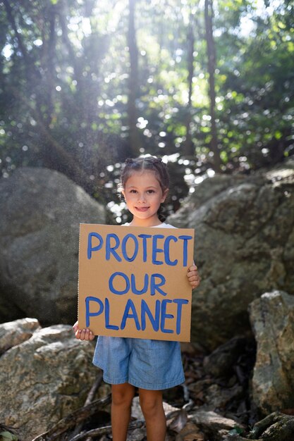 Retrato exterior de niño para el día mundial del medio ambiente.