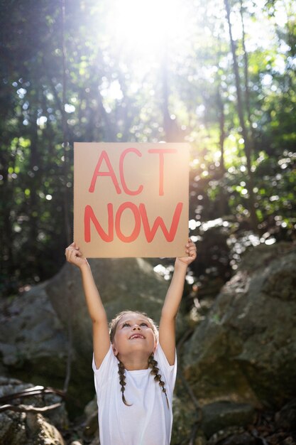 Retrato exterior de niño para el día mundial del medio ambiente.