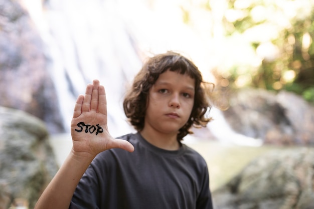 Retrato exterior de niño para el día mundial del medio ambiente.