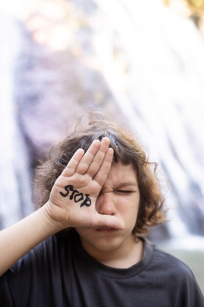 Retrato exterior de niño para el día mundial del medio ambiente.