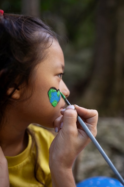 Foto gratuita retrato exterior de niño para el día mundial del medio ambiente.