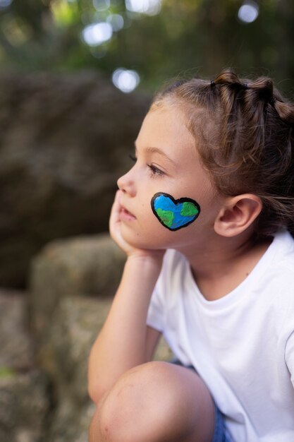 Retrato exterior de niño para el día mundial del medio ambiente.